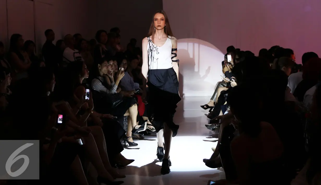 Model berjalan diatas catwalk mengenakan koleksi Desainer Stella Rissa saat peragaan busana IPMI Trend Show 2017 di Senayan City, Jakarta (9/11). Stella Rissa menampilkan kreasinyanya bertema Rock and Rolla. (Liputan6.com/Gempur M. Surya)