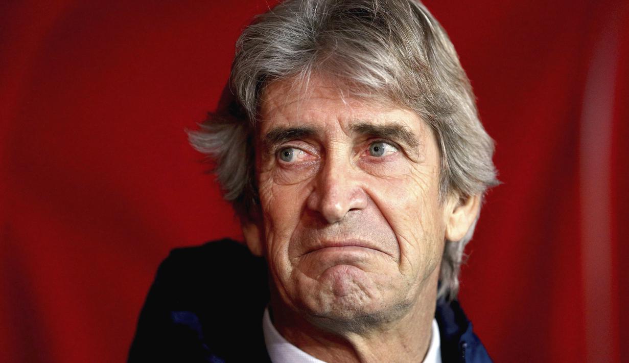 Pelatih West Ham United,  Manuel Pellegrini, saat melawan Southampton pada laga Premier League di Stadion St Mary, Kamis (27/12). West Ham United menang 2-1 atas Southampton. (AP/Andrew Matthews)