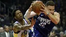 Gerakan menipu ala pemain Clippers, Blake Griffin (kanan) saat melewati pemain Warriors, Patrick McCaw pada laga NBA basketball game di Staples Center, Los Angeles, (6/1/2018). Warriors 121-105. (AP/Alex Gallardo)