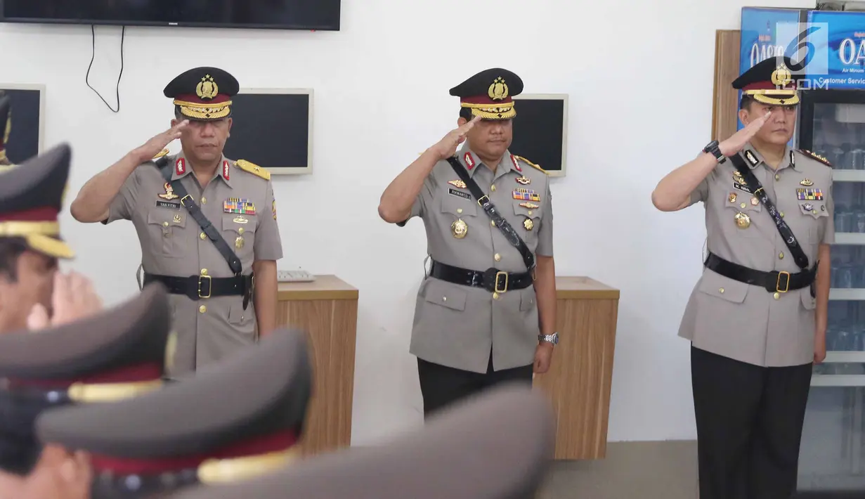 Pejabat lama Karo Multimedia Divisi Humas Brigadir Yan Fitri, pejabat lama Karo Penmas Divisi Humas Brigjen Rikwanto dan pejabat lama Kapolrestabes Surabaya Kombes M Iqbal saat sertijab Karo Penmas di Jakarta, Jumat (24/11). (Liputan6.com/Angga Yuniar)