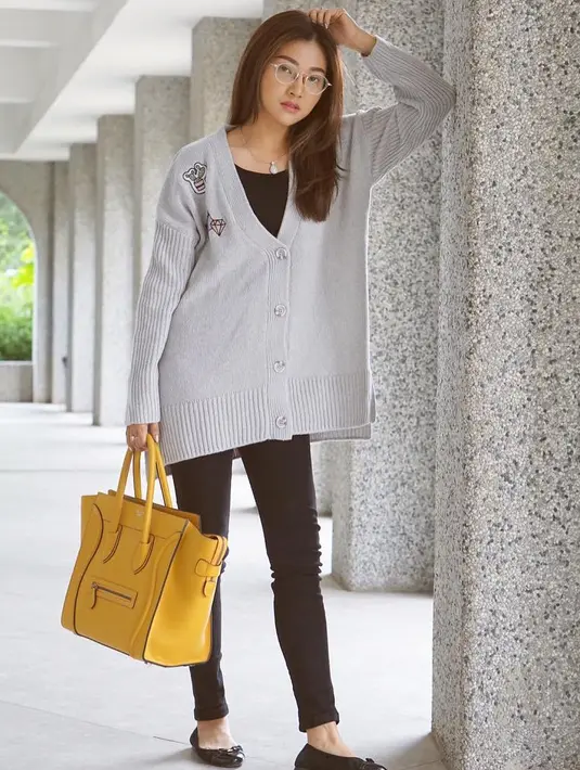 Untuk kali ini, Sarwendah gayanya simple banget. Ia hanya memakai celana hitam dengan oversized sweater abu-abu berbahan rajutan. Mirip anak kuliahan ya gaya istri Ruben Onsu ini? (Instagram/sarwendah29)