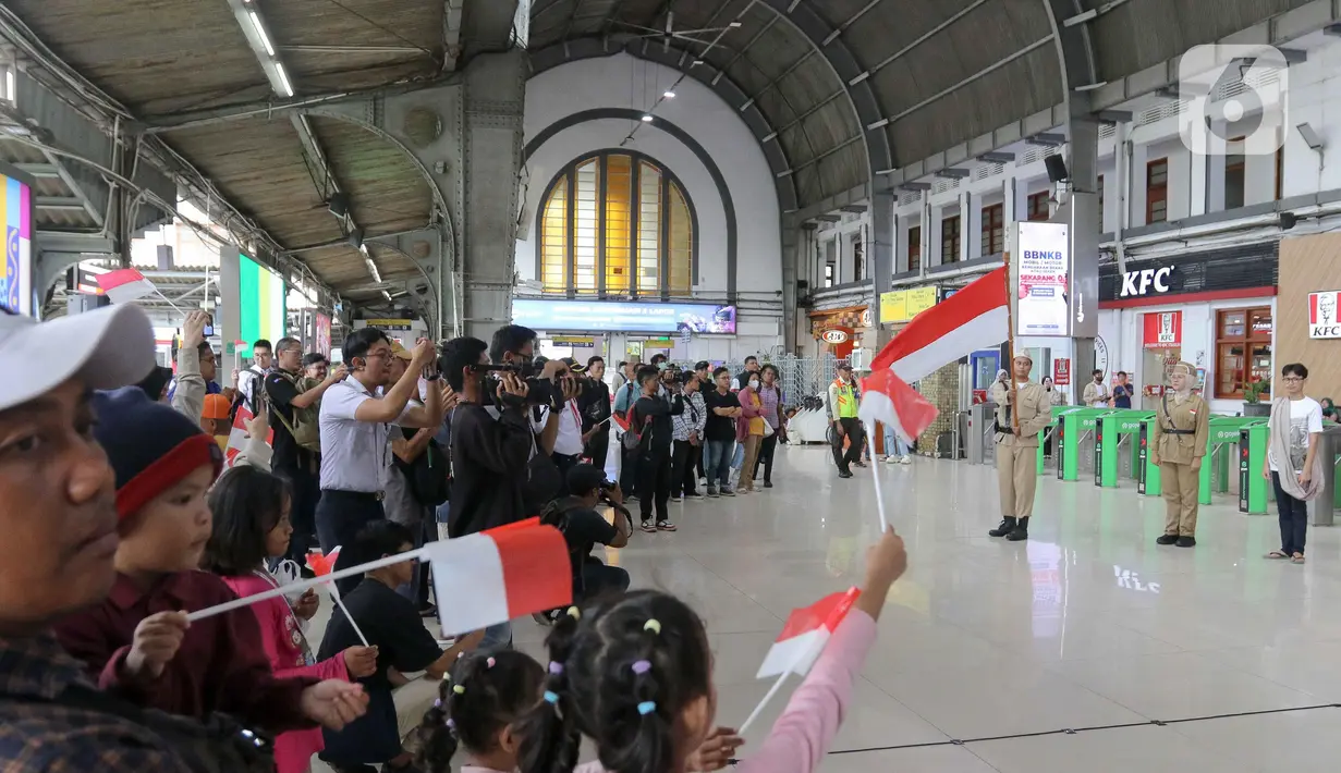 Peringatan Hari Pahlawan bisa menjadi momentum untuk mengambil keteladanan dan mengimplementasikan semangat dan nilai-nilai luhur dalam kehidupan sehari-hari. (Liputan6.com/Herman Zakharia)