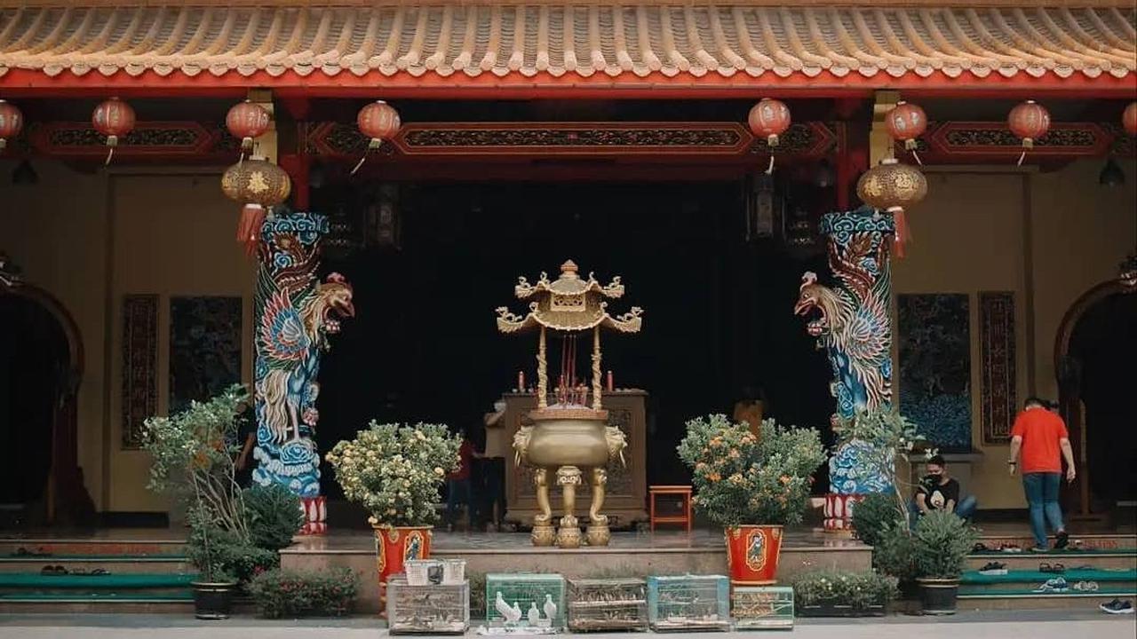 <b>Mengunjungi Kuil atau Vihara</b>