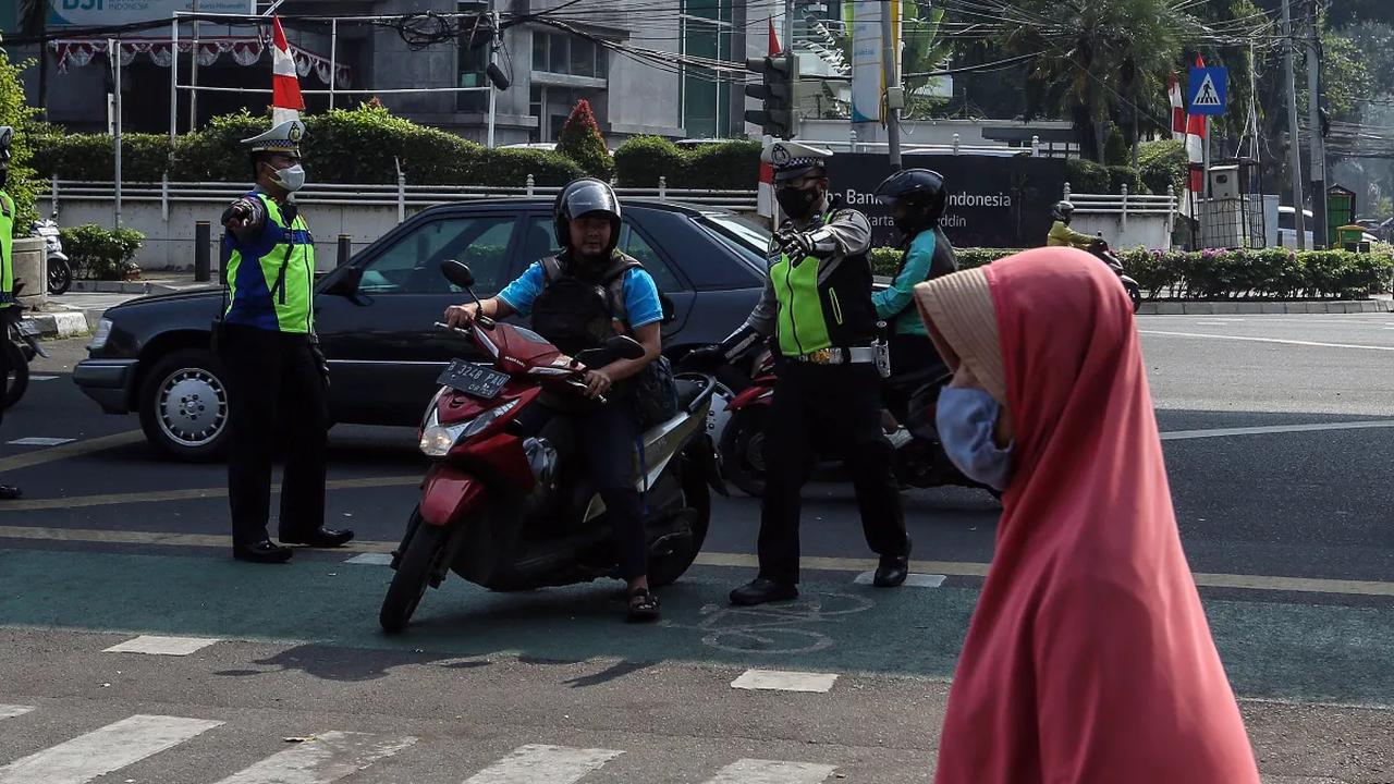 Bila kendaraan tidak lolos emisinya, kendaraan roda dua atau motor dendanya Rp 250 ribu, sementara untuk mobil dendanya Rp 500 ribu.