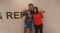 Dua pemain Timnas Putri Indonesia, Ade Mustikiani (Kanan) dan Zahra sukai Barcelona dan Real Madrid (Liputan6.com/Luthfie Febrianto)