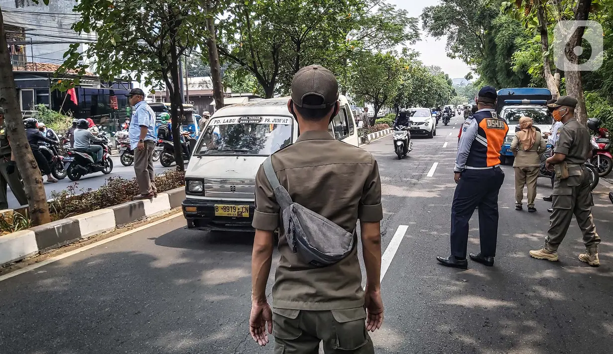 Petugas gabungan Satpol PP, TNI, Polri melakukan razia masker di kawasan Karang Tengah Raya, Lebak Bulus, Jakarta, Senin (14/9/2020). Penertiban terkait pelaksanaan PSBB Jakarta kembali dan memutus rantai penyebaran COVID 19. (Liputan6.com/Faizal Fanani)