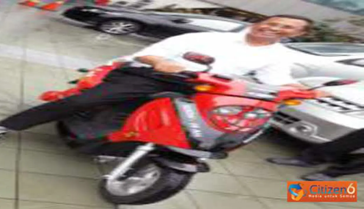 Citizen6, Jakarta: Dirut PLN, Dahlan Iskan didampingi Direktur Operasi Indonesia Barat PLN, Moch. Harry Jaya Pahlawan sedang melakukan uji coba kendaraan motor listrik di halaman PLN Kantor Pusat, Jakarta, Jum'at (8/4). (Pengirim: Agus)