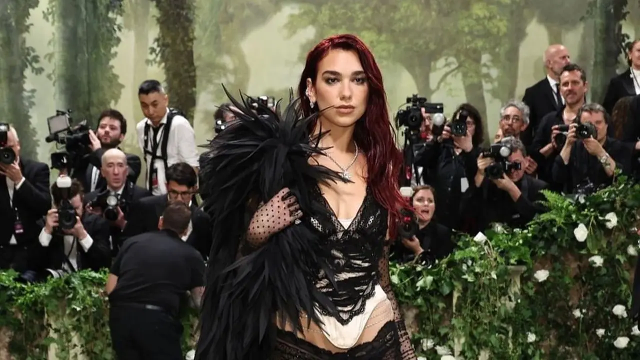Gaun Transparan Dua Lipa di Met Gala 2024 Jadi Dress Terburuk, Kontras dengan Tahun Lalu