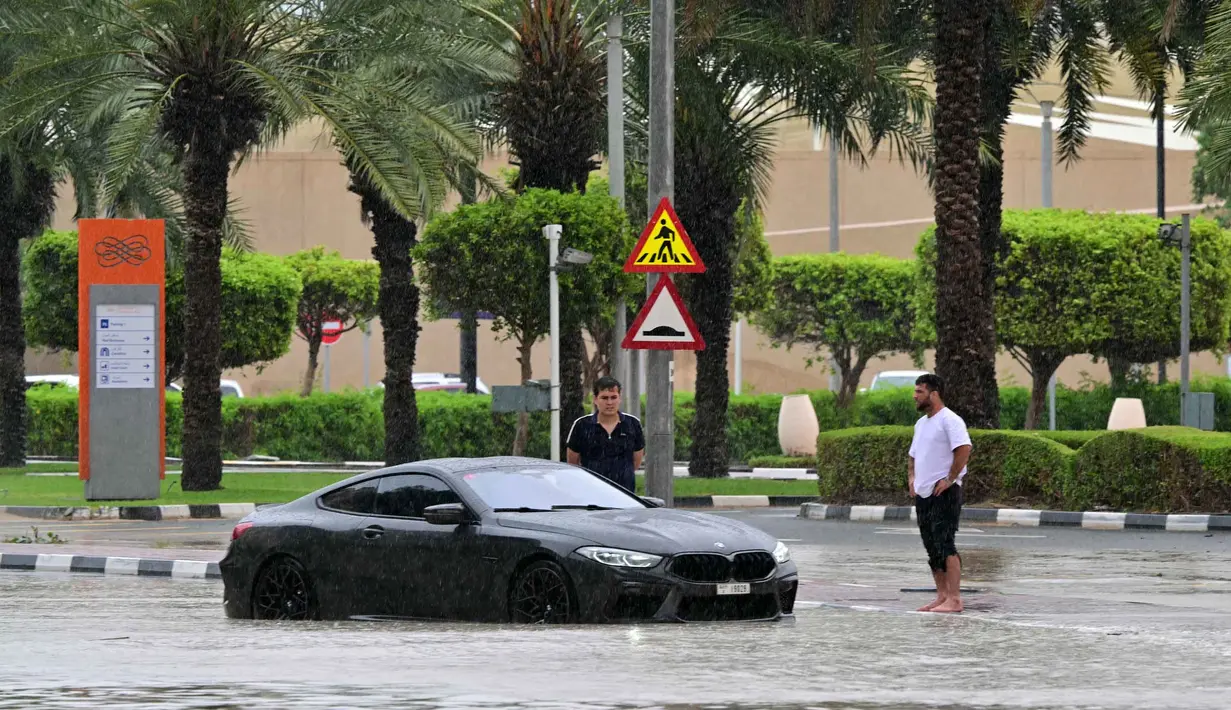 Sementara, banjir telah menutup sejumlah ruas jalan dan rumah serta mengganggu transportasi umum. (Giuseppe CACACE/AFP)