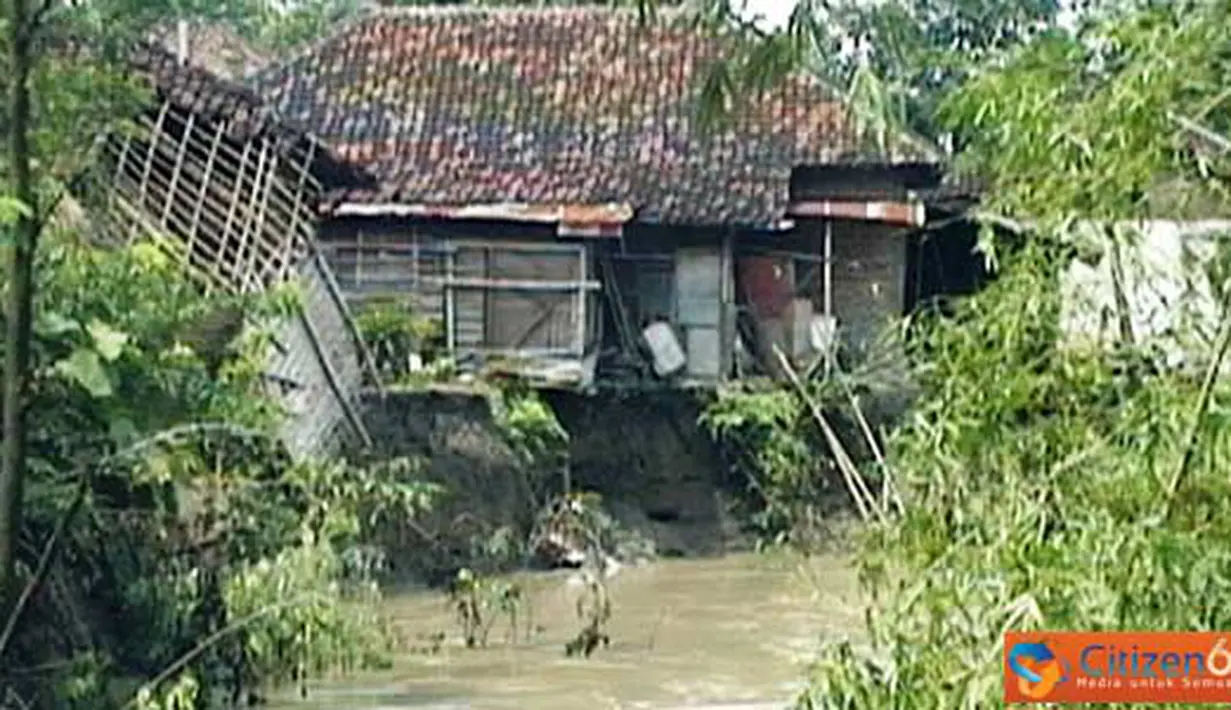 Citizen6, Jombang: Rumah warga dipinggir sungai Marmoyo mengalami tanah longsor karena hujan selama empat hari. (Pengirim: Safrial) 