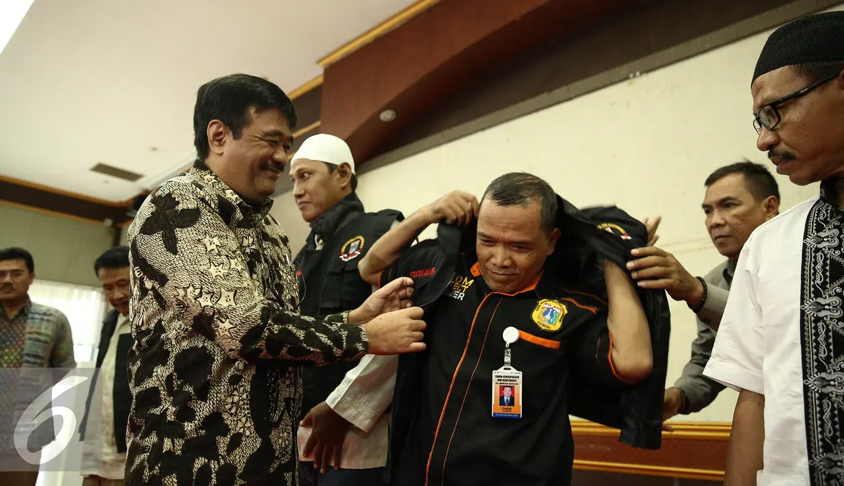 Wakil Gubernur DKI, Djarot Saiful Hidayat selaku pembina Forum Kewaspadaan Dini Masyarakat (FKDM) memberikan rompi saat hadir silaturahmi dan buka puasa di Jakarta, Selasa (28/6). (Liputan6.com/Faizal Fanani)