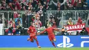 Pemain Bayern Munich, Kingsley Coman (kiri) dan rekannya Thiago Alcantara merayakan gol ke gawang Juventus pada laga leg kedua 16 besar Liga Champions di Stadion Allianz Arena, Kamis (17/3/2016) dini hari WIB. (AFP/Christof Stache)