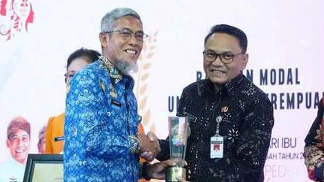 Wakil Bupati Pati Risma Ardhi Chandra (sebelah kanan) yang didapuk sebagai Plt Bupati Pati.