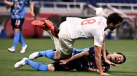 Bek Jepang Maya Yoshida berjibaku dengan gelandang Spanyol Mikel Merino pada semifinal sepak bola Olimpiade Tokyo 2020 di Saitama Stadium, Selasa (3/8/2021). (AFP/Anne-Christine Poujoulat)