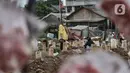 Warga berziarah ke makam anggota keluarga yang dikebumikan dengan protokol Covid-19 di TPU Tegal Alur, Jakarta, Kamis (14/1/2021). Hingga saat ini tercatat sebanyak 4.500 jenazah terkait Covid-19 telah dimakamkan di blok muslim TPU Tegal Alur. (merdeka.com/Iqbal S. Nugroho)