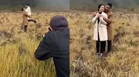 Fotografer dari pasangan lain yang juga melakukan sesi foto prewedding di Gunung Bromo kena salah tuduh. (Dok: TikTok @Ruang photoworks)