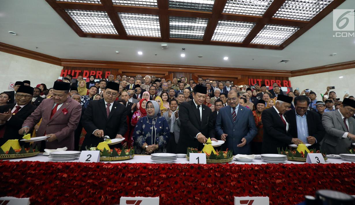 Ketua DPR Bambang Soesatyo (tengah) bersama pimpinan DPR dan DPD memotong tumpeng dalam rangka HUT ke-74 DPR usai Rapat Paripurna di Kompleks Parlemen, Jakarta, Kamis (29/8/2019). Rapat Paripurna kali ini berisi pidato Ketua DPR dalam rangka HUT ke-74 DPR. (Liputan6.com/JohanTallo)