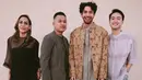 Gaya Reza Rahardian juga begitu statement dengan paduan jacket bernuansa warna bumi. [Foto: Instagram/ Nazira C. Noer]