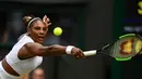 Petenis AS, Serena Williams mengembalikan bola ke arah Alison Riske yang juga berasal dari AS pada perempat final Grand Slam Wimbledon di London, Selasa (9/7/2019). Serena ke semifinal dengan susah payah usai mengalahkan petenis non-unggulan Alison Riske 6-4, 4-6, dan 6-3. (Daniel LEAL-OLIVAS/AFP)