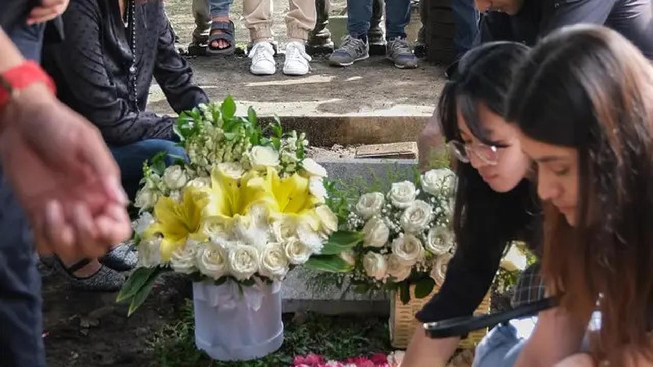 6 Potret Darius Sinathrya Dalam Pemakaman Sang Ayah di Yogyakarta, Donna Agnesia Setia Menemani