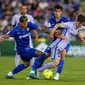 Pemain Barcelona Gavi (tengah) berebut bola dengan pemain Getafe Mathias Olivera (kiri) dan Chema (tengah) pada pertandingan sepak bola La Liga di Stadion Coliseum Alfonso Perez, Getafe, Spanyol, 15 Mei 2022. Pertandingan berakhir imbang 0-0. (AP Photo/Manu Fernandez)