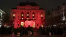 Orang-orang melihat instalasi seni diterangi cahaya lampu selama festival cahaya, Fete De Lumiere, di Lyon, Prancis, Kamis (6/12). Selama festival, berbagai sudut Kota Lyon menjadi benderang dengan cahaya unik dan kreatif. (JEAN-PHILIPPE KSIAZEK / AFP)