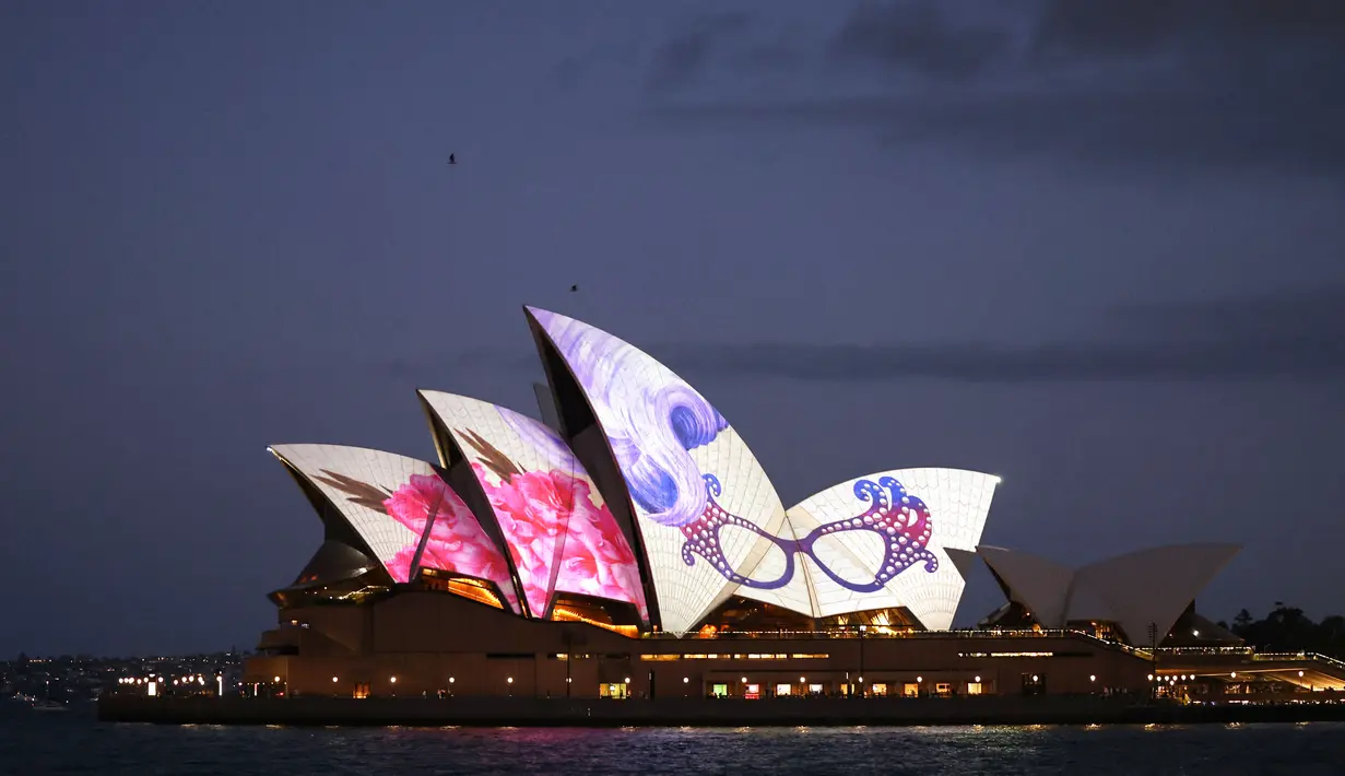 Sydney Opera House terlihat diterangi dengan proyeksi yang menggambarkan kacamata Dame Edna Everage sebagai penghormatan kepada komedian Australia Barry Humphries di Sydney pada 15 Desember 2023. (DAVID GREY / AFP)