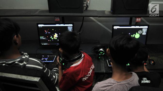 Sejumlah anak bermain game online di salah satu warnet di kawasan Duren Sawit, Jakarta, Senin (23/7). Kecanduan game online atau gaming disorder berisiko depresi, hingga menyebabkan kurang mampu berkomunikasi. (Merdeka.com/Iqbal S. Nugroho)