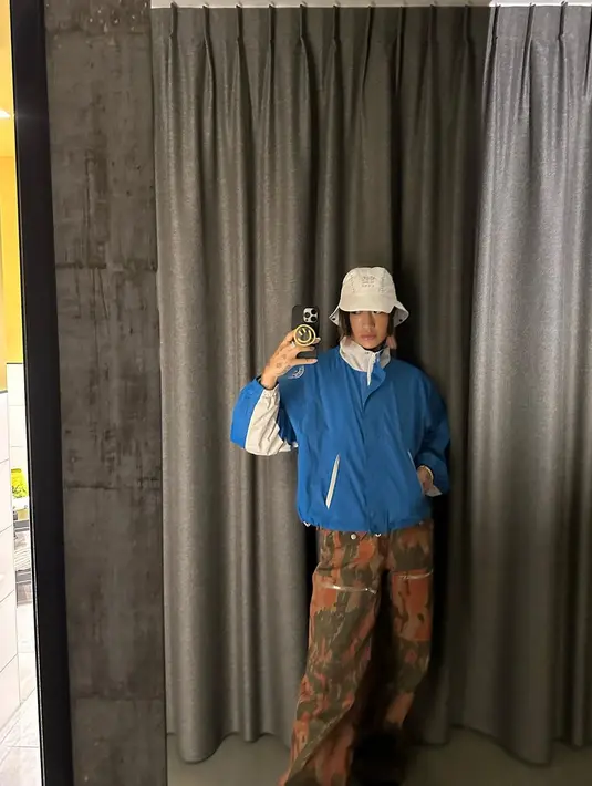 DJ asal Korea Selatan Peggy Gou dikenal memiliki gaya yang unik dan keren. Tidak hanya karya-karyanya yang dicintai, namun berbagai pilihan outfitnya juga berhasi menjadi tren. Salah satunya adalah bagaimana ia tampil tertutup, dengan jaket biru dan celana bermotif abstrak bernuansa oranye, dan bucket hat putih ini. [Foto: Instagram/peggygou_]