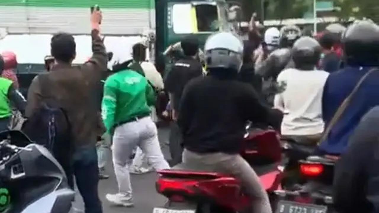 Kondisi Sopir Truk Kontainer Ugal-ugalan di Tangerang Alami Pendarahan di Otak karena Diamuk Massa