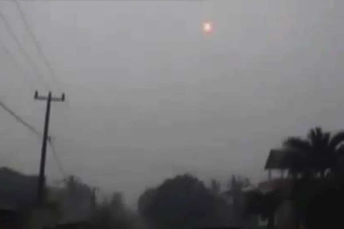 Selimut Asap Jambi Menebal, Matahari Seakan Bulan Merah