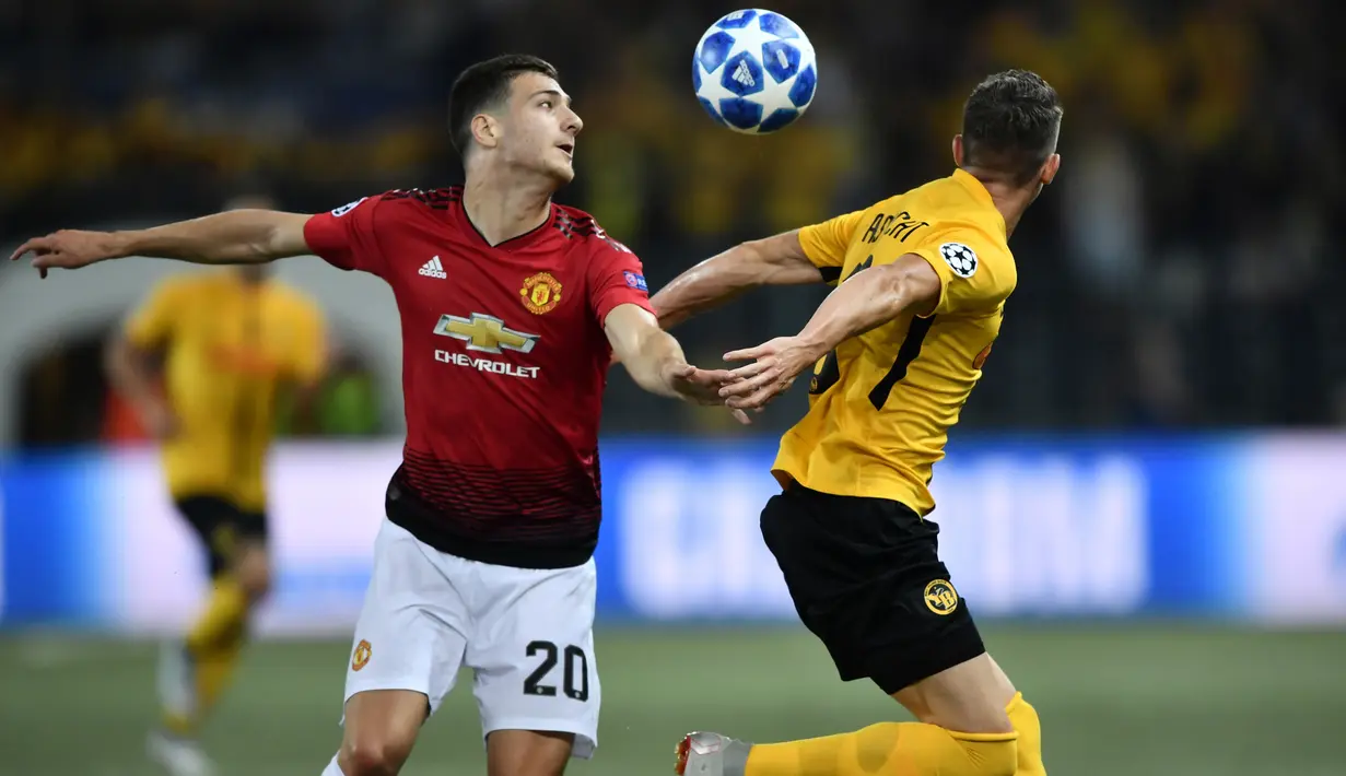 Diogo Dalot berebut bola dengan pemain Young Boys, Christian Fassnacht selama pertandingan grup H Liga Champions di The Stade de Suisse (19/9). Dalot membuat 33 operan dengan tingkat akurasi mencapai 84,8 persen. (AFP Photo/Fabrice Coffrini)