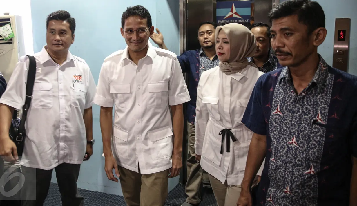 Balon Gubernur DKI Jakarta Sandiaga Uno (tengah) saat hadir di DPD Demokrat, Jakarta, (22/4). Sandiaga Salahuddin Uno didampingi Istrinya saat mendatangi kantor Demokrat tersebut. (Liputan6.com/Faizal fanani)