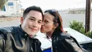 Tak ketinggalan momen Mike Lewis dan Janissa Pradja mengenakan jaket kulit serba hitam ala touring ini. Keduanya terlihat keren dan garang namun tersamarkan dengan aksi romantis mereka saat melakukan selfie. (Liputan6.com/IG/@mike_lewis).
