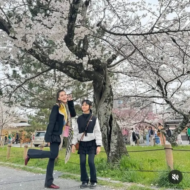 Liburan ke Jepang, Ayu Ting Ting Makan Pizza di Restoran yang Pernah Dikunjungi Jennie BLACKPINK. foto: (dok.Instagram @ayutingting92/https://www.instagram.com/p/DIEpMiFhfR3/Henry)