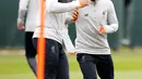 Penyerang Liverpool Mohamed Salah (kanan) tertawa bersama bek Virgil van Dijk saat mengikuti sesi latihan jelang menghadapi AS Roma di kompleks pelatihan Melwood tim di Liverpool, Inggris barat laut, (23/4). (AP Photo/Martin Rickett)