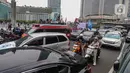 Akibat buruh dan kendaraannya yang berkumpul, kemacetan lalu lintas terjadi di sekitar lokasi. (Liputan6.com/Angga Yuniar)