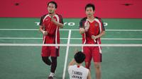 Ganda putra Indonesia Mohammad Ahsan / Hendra Setiawan berselebrasi setelah mengalahkan Takeshi Kamura / Keigo Sonoda dari Jepang di Musashino Forest Sports Plaza, Kamis (29/7/2021). Ahsan / Hendra merebut tiket empat besar usai menang 21-14, 16-21, 21-9. (AP Photo/Dita Alangkara)