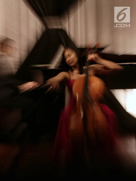 Musisi Celoist Korea Selatan Hee Young Lim saat menggelar konser yang bertajuk Hee Young Lim Cello Indonesia Tour di Jakarta Pusat, Sabtu (9/2). Hee Young Lim tampil di depan para duta-duta besar negara sahabat. (Liputan6.com/Faizal Fanani)