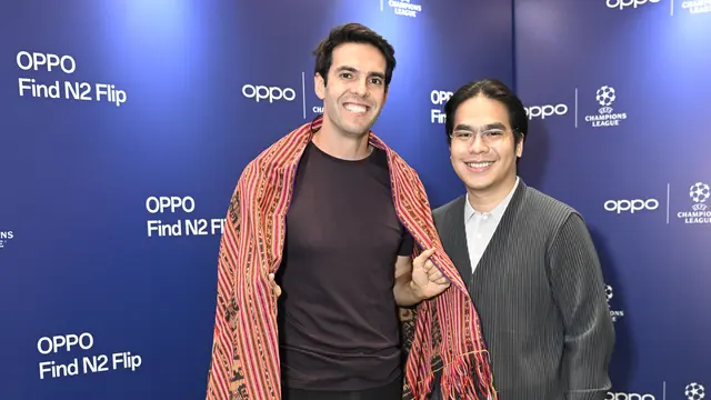 Kaka mendapat oleh-oleh saat berada di Indonesia