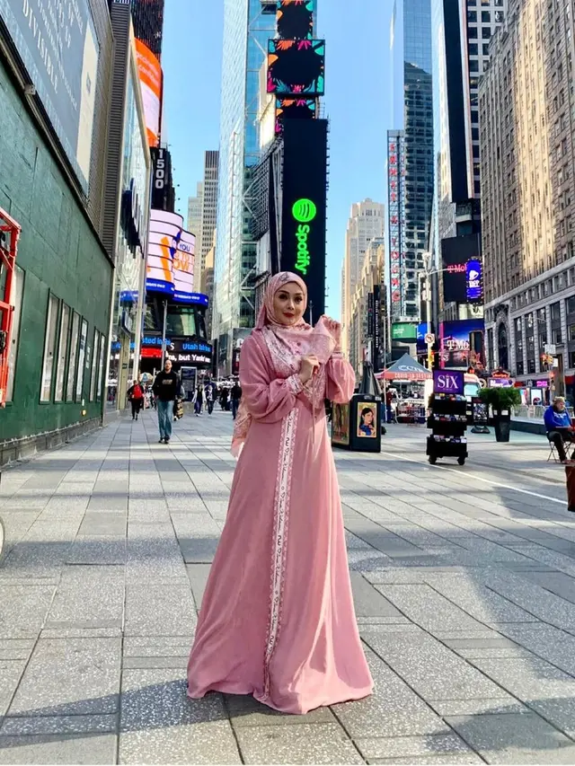 6 Potret Terry Putri Liburan Ke Amerika, Tampil Menawan dengan Gaya Hijabnya