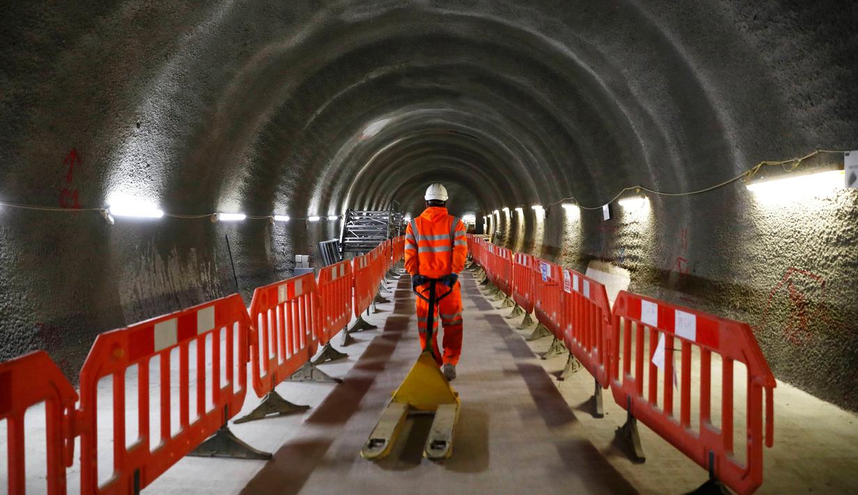 Pekerja membawa troli saat menyelesaikan proyek pembangunan jalur kereta api di terowongan proyek Crossrail di Stepney, London, Inggris, (16/11). (REUTERS/Stefan Wermuth)
