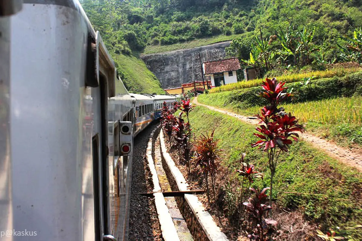 Menyaksikan Sendiri Keindahan 5 Jalur Kereta Api di Pulau Jawa