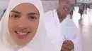 Potret Nia Ramadhani saat berjalan bersama suami. Setelah selesai menjalani ibadah umrah, Ardi mencukur rambutnya. Tak sedikit dari netizen yang mendoakan agar ibadah mereka selalu dilancarkan.(Liputan6.com/IG/@ramadhaniabakrie)