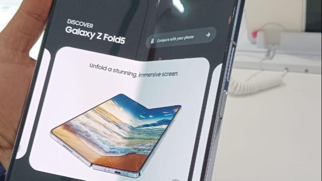 Galaxy Z Fold5 ini menggunakan Snapdragon 8 Gen 2 Mobile Platform for Galaxy yang tidak disematkan pada generasi sebelumnya. Sehingga meningkatkan performa yang lebih gahar.