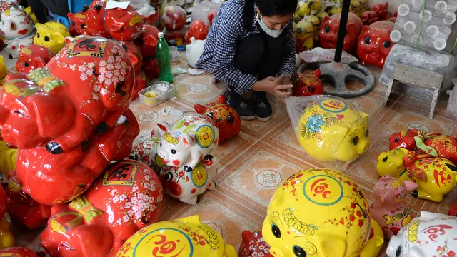 Perajin Patung Babi di Vietnam