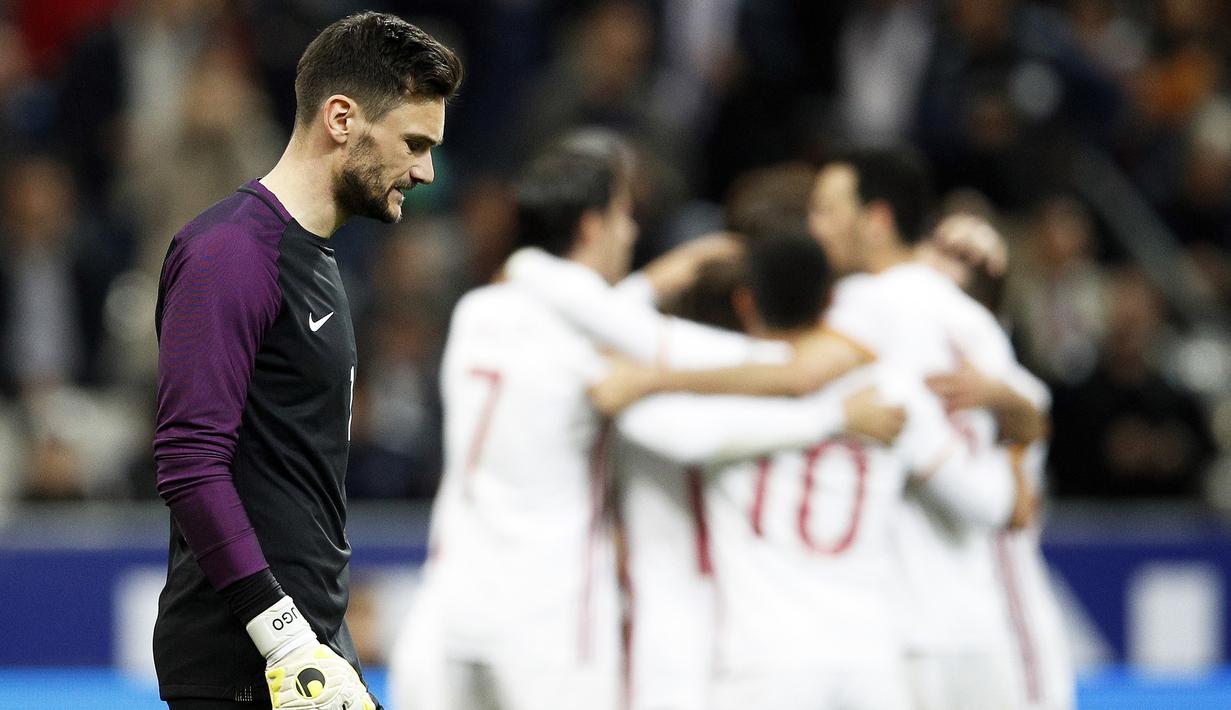Kiper Prancis, Hugo Lloris, tampak kecewa usai tim nya dipermalukan Spanyol. Kemenangan tim Matador dicetak oleh David Silva pada menit ke-68 dan Gerard Deulofeu pada menit ke-77. (EPA/Yoan Valat)
