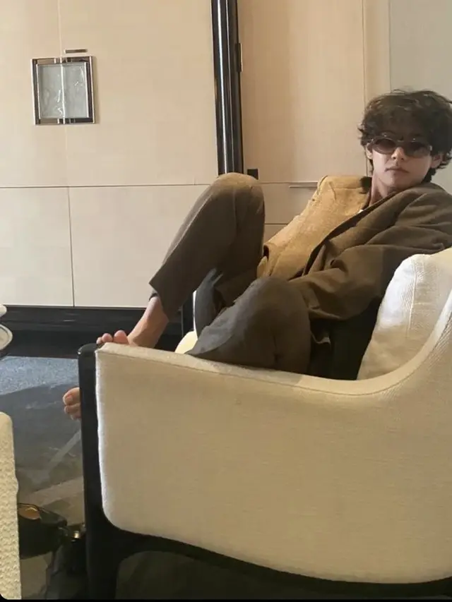 Tampilan Kim Taehyung aka V BTS Selama di Paris,credit: Instagram @thv