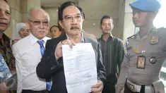 Mantan Ketua KPK Antasari Azhar menunjukkan surat laporan ketika melaporkan dugaan kriminalisasi terhadap dirinya ke Bareskrim Polri, Jakarta, Selasa (14/2). Antasari menyebut dikriminalisasi terkait pembunuhan Nasrudin Zulkarnaen. (Liputan6.com)