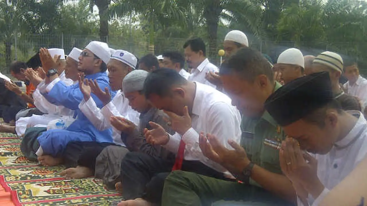 Kabut Asap Tak Kunjung Reda, BPBD Sumsel Salat Minta Hujan  